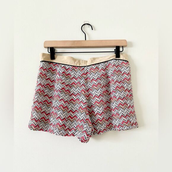Waverly Grey Silk Shorts in Tan and Coral Chevron Pattern - Size 2 - Picture 3 of 5